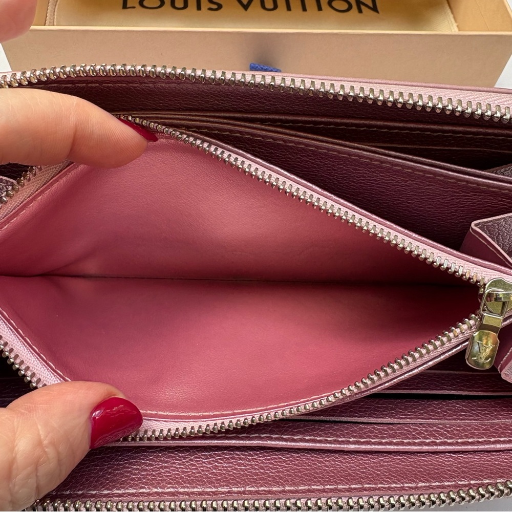 ❌SOLD❌ Louis Vuitton Lock Me Wallet in Crystal Rose Metallic Leather Zippy - Picture 12 of 17